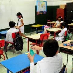 Arrancan las clases, sin barbijo para el desafío de aprender a leer y escribir